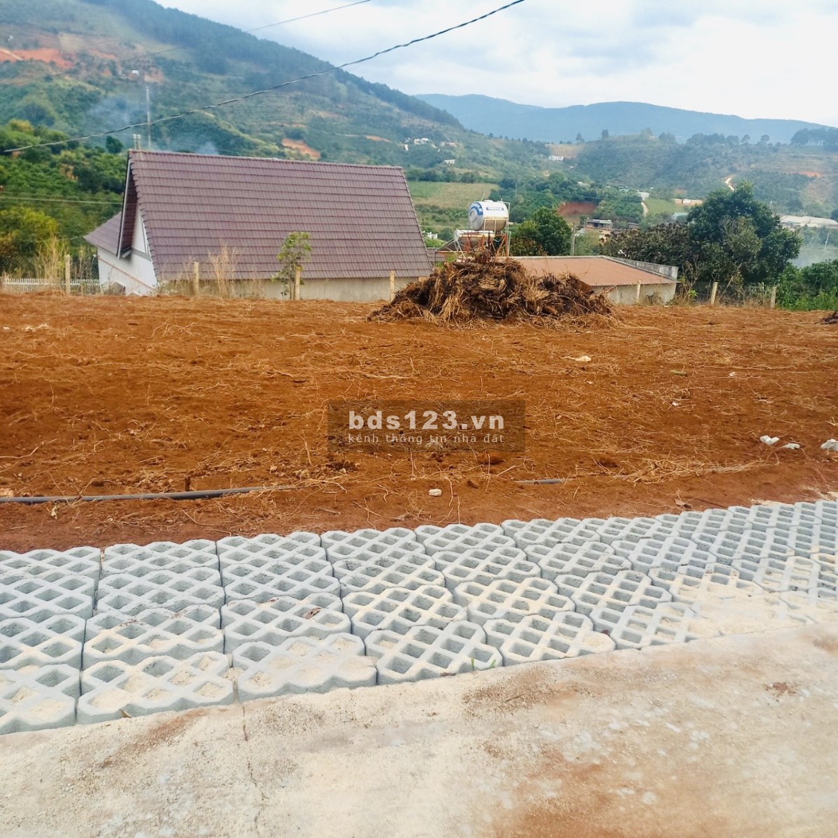 Chính chủ cần bán gấp lô đất tại thị trấn Nam Ban, sổ hồng riêng, dt 100m2, thổ cư