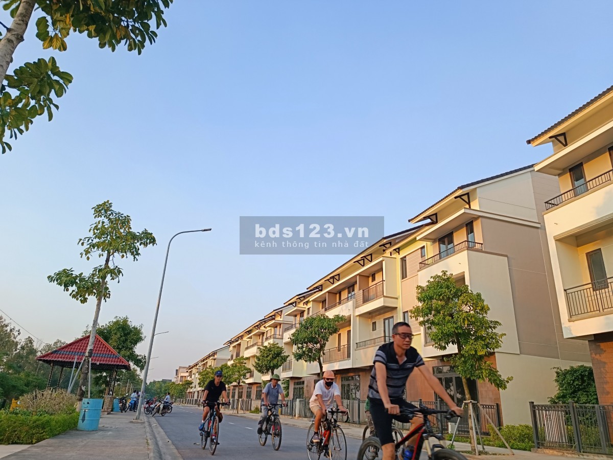 Duy nhất 1 căn liền kề ôm trọn mặt tiền hướng ra sông Tào Khê giá rẻ nhất Centa City, giá 7tỷ1
