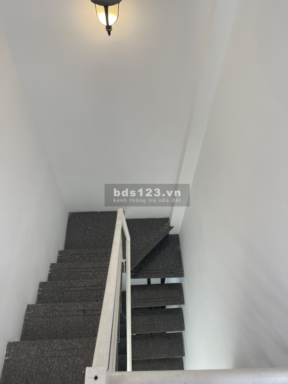 Nhà mới ở ngay đón Tết, cách quận 1 300m, shcc, 1 trệt 2 lầu nhỏ xinh