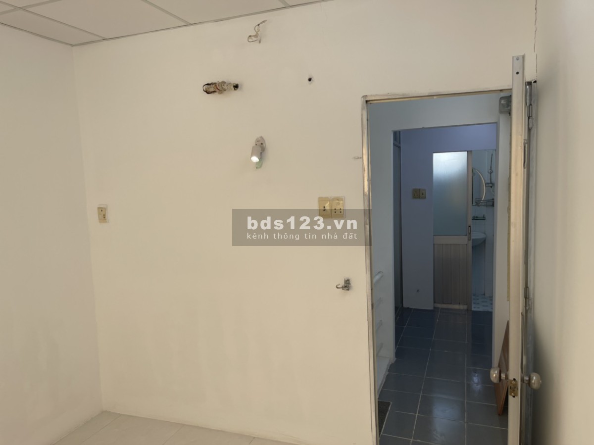 Nhà mới ở ngay đón Tết, cách quận 1 300m, shcc, 1 trệt 2 lầu nhỏ xinh