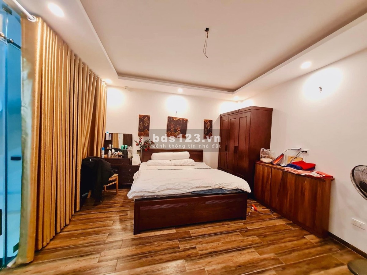 Hiếm siêu phẩm Hoàng Văn Thái, ngõ rộng 3 gác đua, sát phố, đẹp ở ngay
