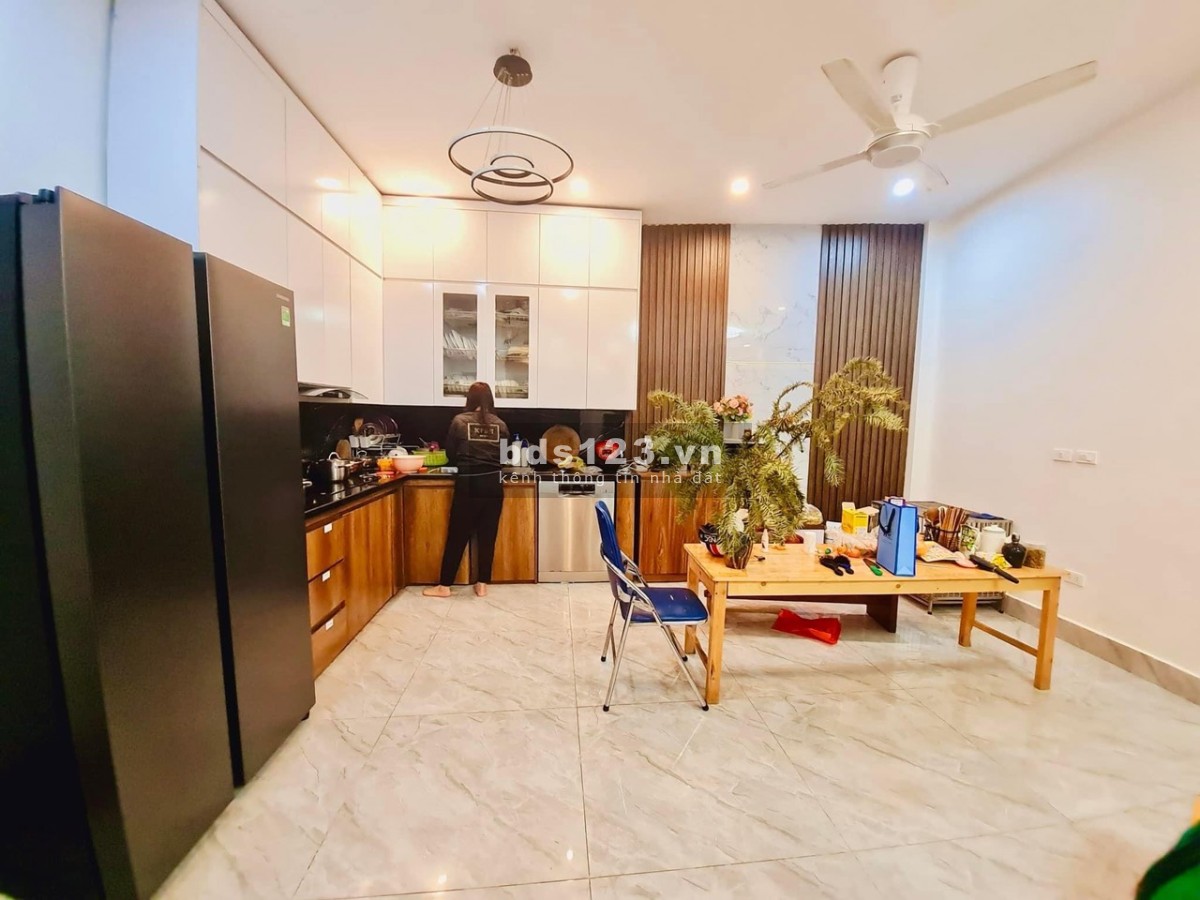 Hiếm siêu phẩm Hoàng Văn Thái, ngõ rộng 3 gác đua, sát phố, đẹp ở ngay