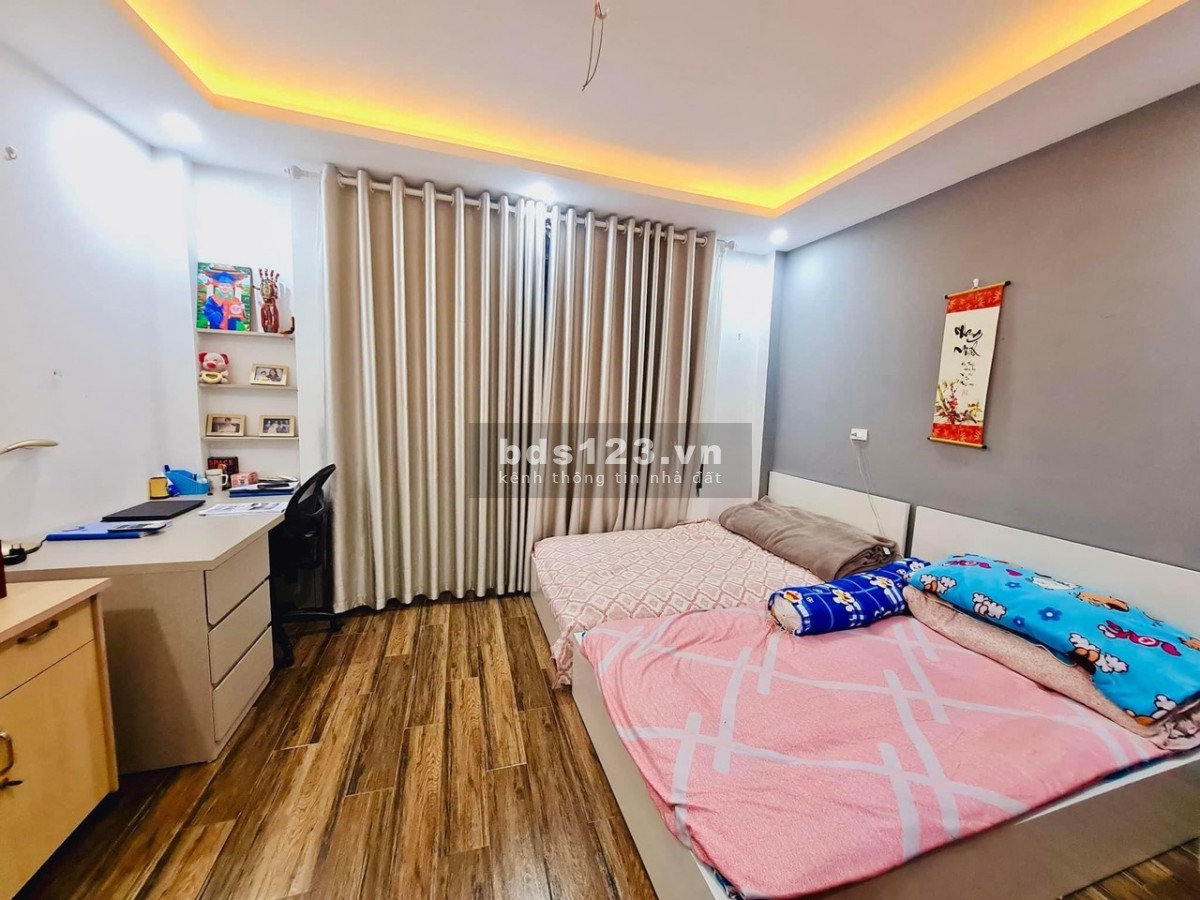 Hiếm siêu phẩm Hoàng Văn Thái, ngõ rộng 3 gác đua, sát phố, đẹp ở ngay