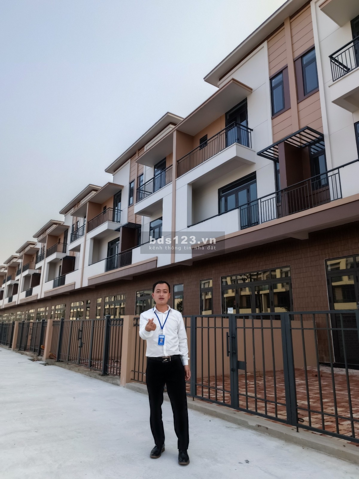 Cần bán gấp shophouse phố đi bộ 26m Centa City giá yêu thương.