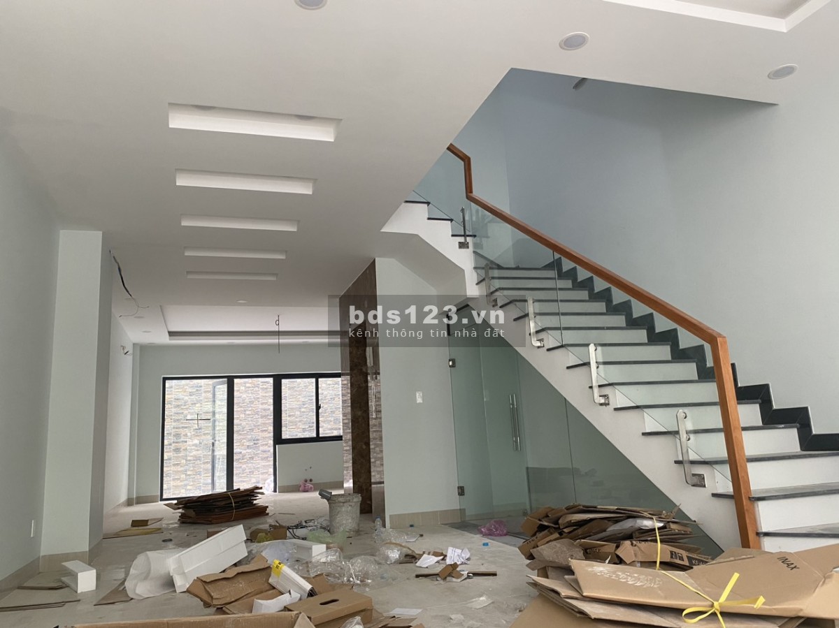Cho thuê nhà KĐT Vạn Phúc, Thủ Đức. 1 hầm, 1 trệt, 2 lầu, thang máy