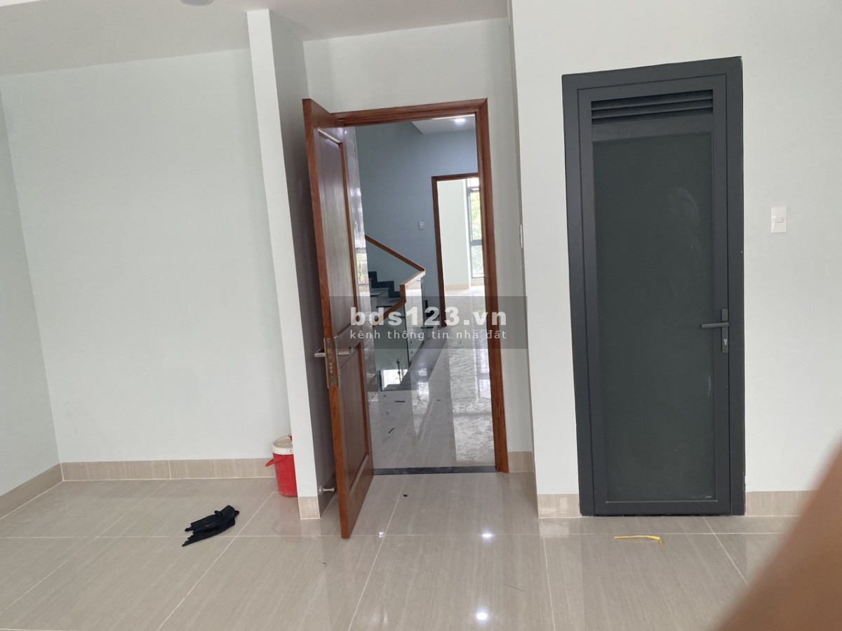 Cho thuê nhà KĐT Vạn Phúc, Thủ Đức. 1 hầm, 1 trệt, 2 lầu, thang máy