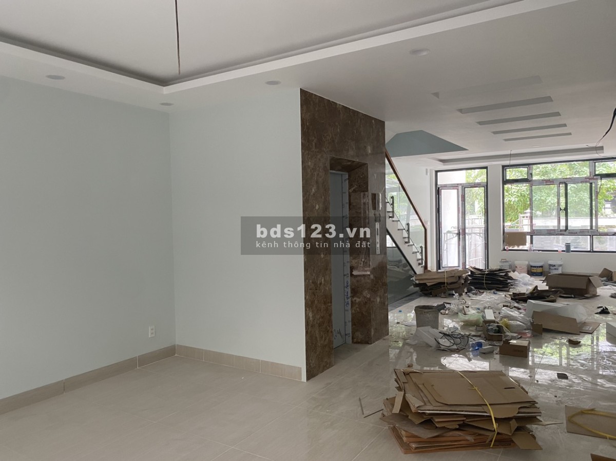Cho thuê nhà KĐT Vạn Phúc, Thủ Đức. 1 hầm, 1 trệt, 2 lầu, thang máy