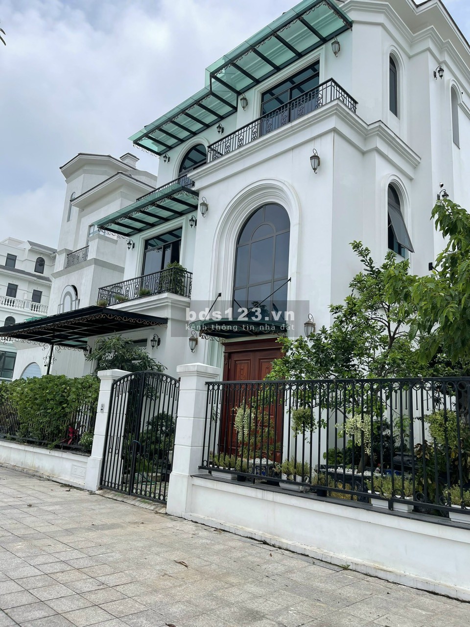 Biệt thự nhà vườn 328m2 mặt đường 30m full nội thất 62.x tỷ Vin Gia Lâm (0985941715)
