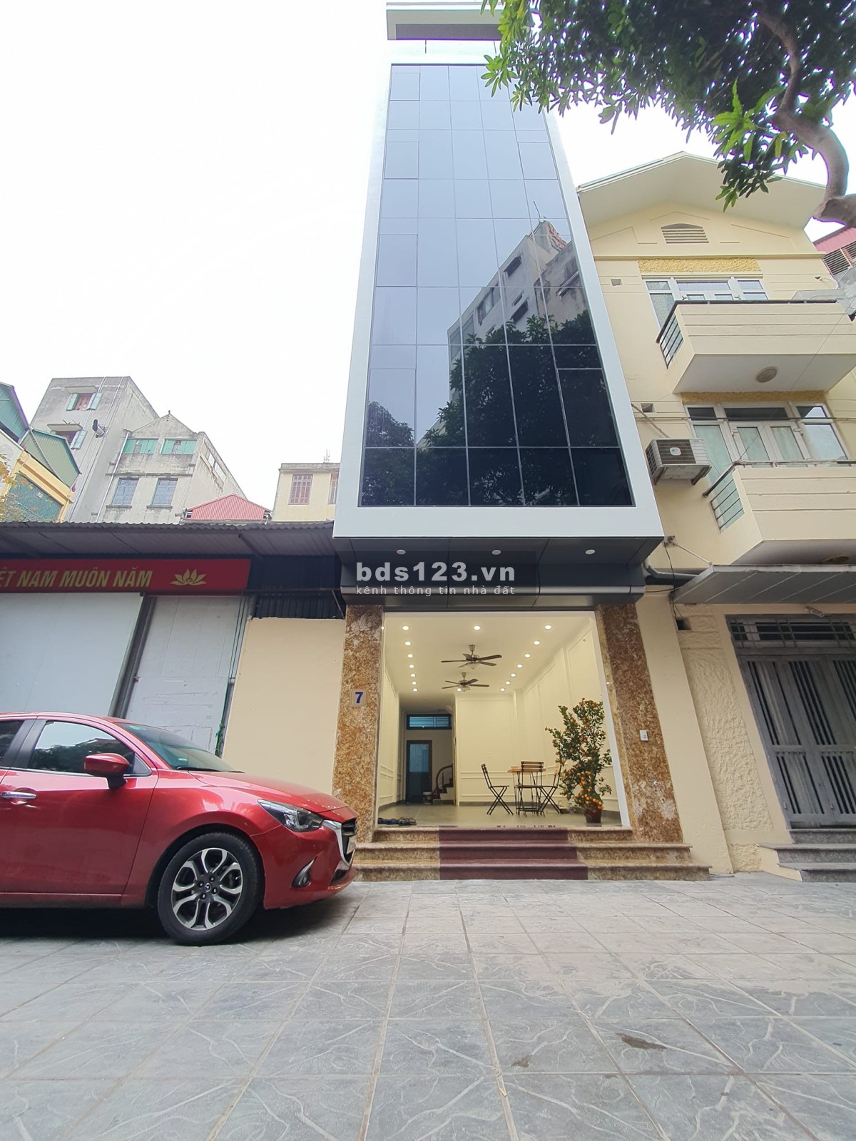 Bán nhà mặt phố Nghi Tàm Tây Hồ 150m, thang máy, view hồ 29 tỷ
