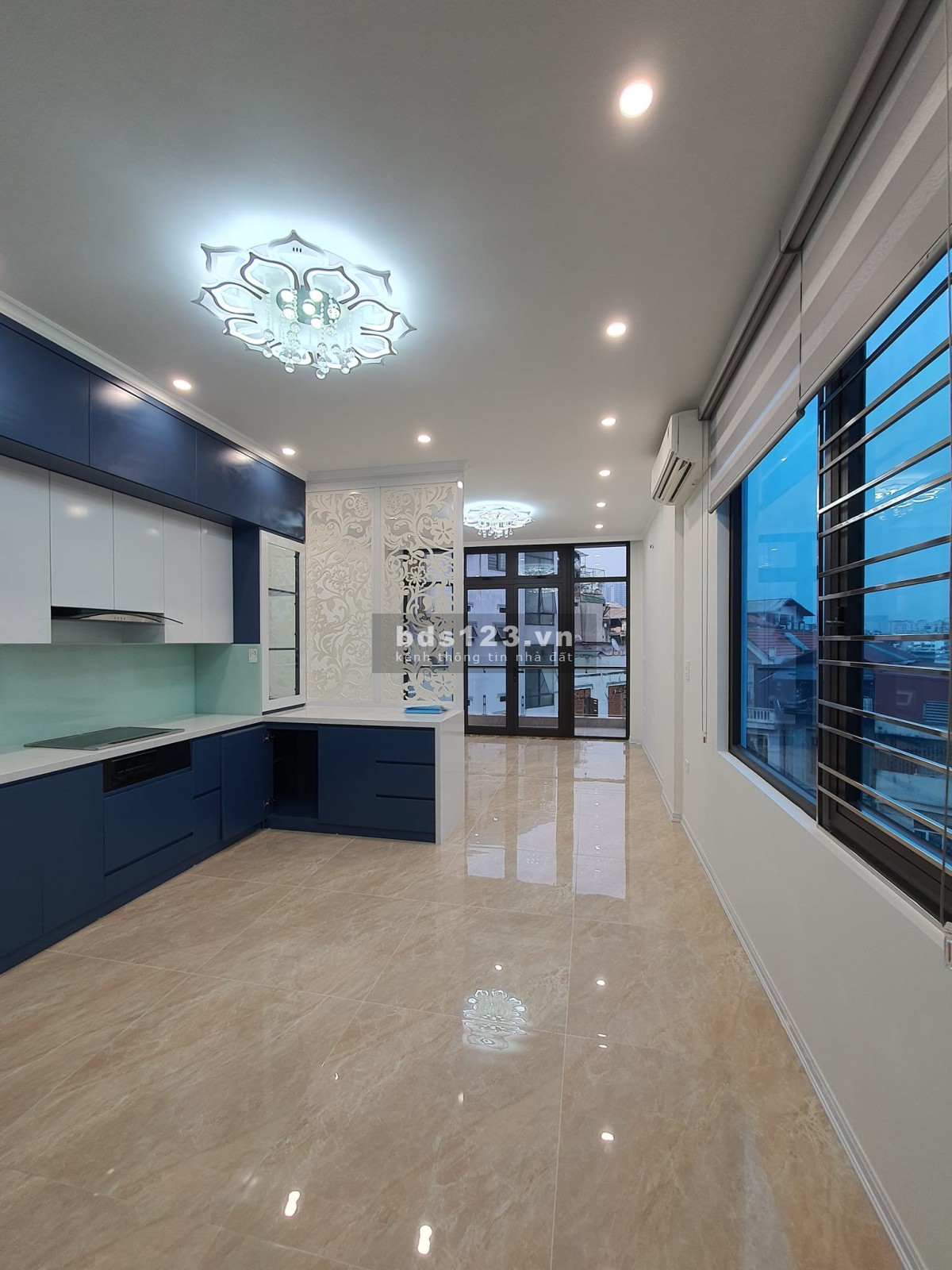Bán nhà mặt phố Nghi Tàm Tây Hồ 150m, thang máy, view hồ 29 tỷ