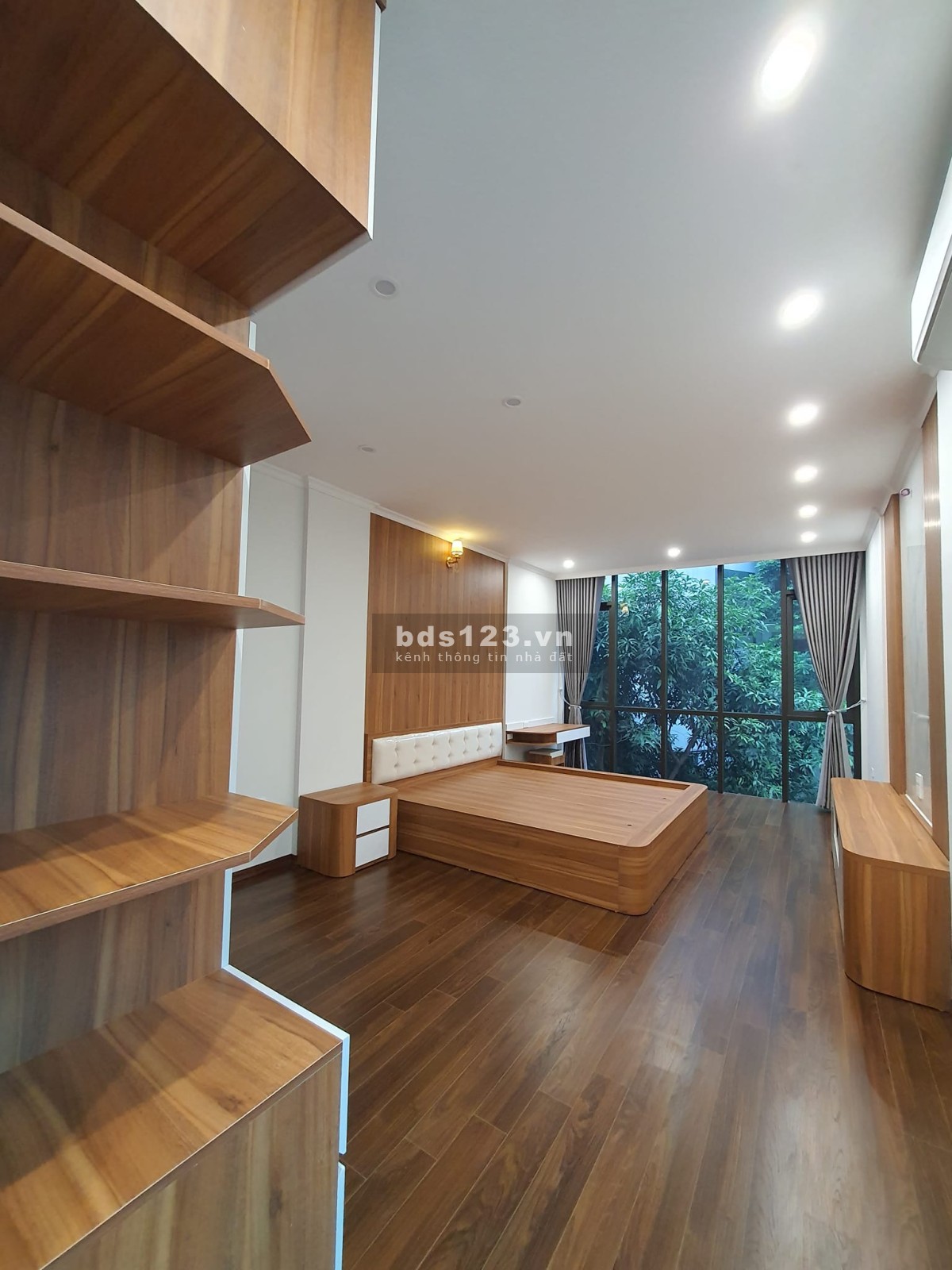 Bán nhà mặt phố Nghi Tàm Tây Hồ 150m, thang máy, view hồ 29 tỷ