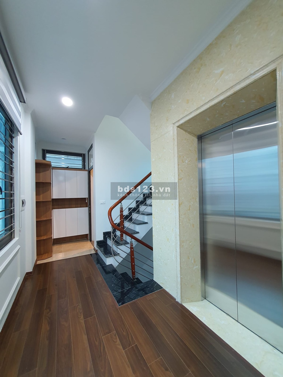 Bán nhà mặt phố Nghi Tàm Tây Hồ 150m, thang máy, view hồ 29 tỷ