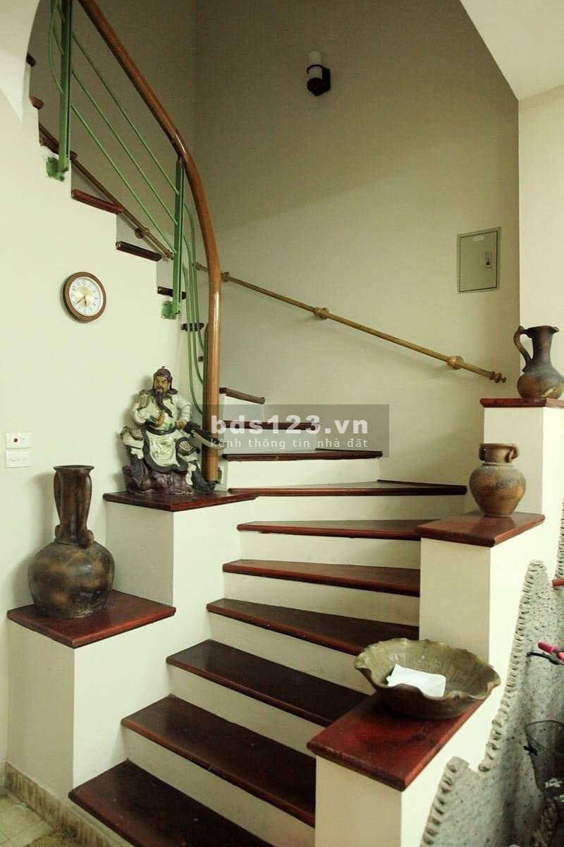 Bán nhà phố Nguyễn Chí Thanh, Đống Đa, ô tô vào nhà, mặt tiền rộng.