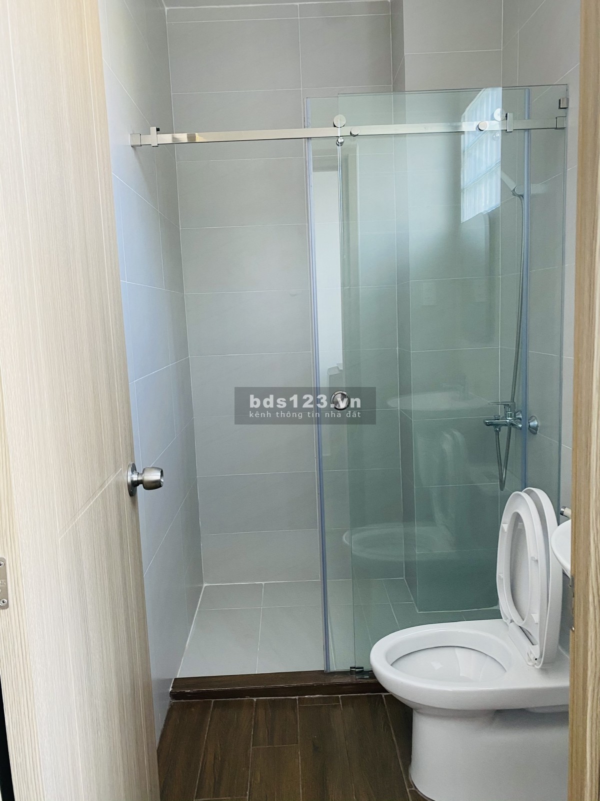 Cho thuê phòng nguyên tầng rộng 52m2, có sẵn nội thất, 5.5 triệu, thương lượng