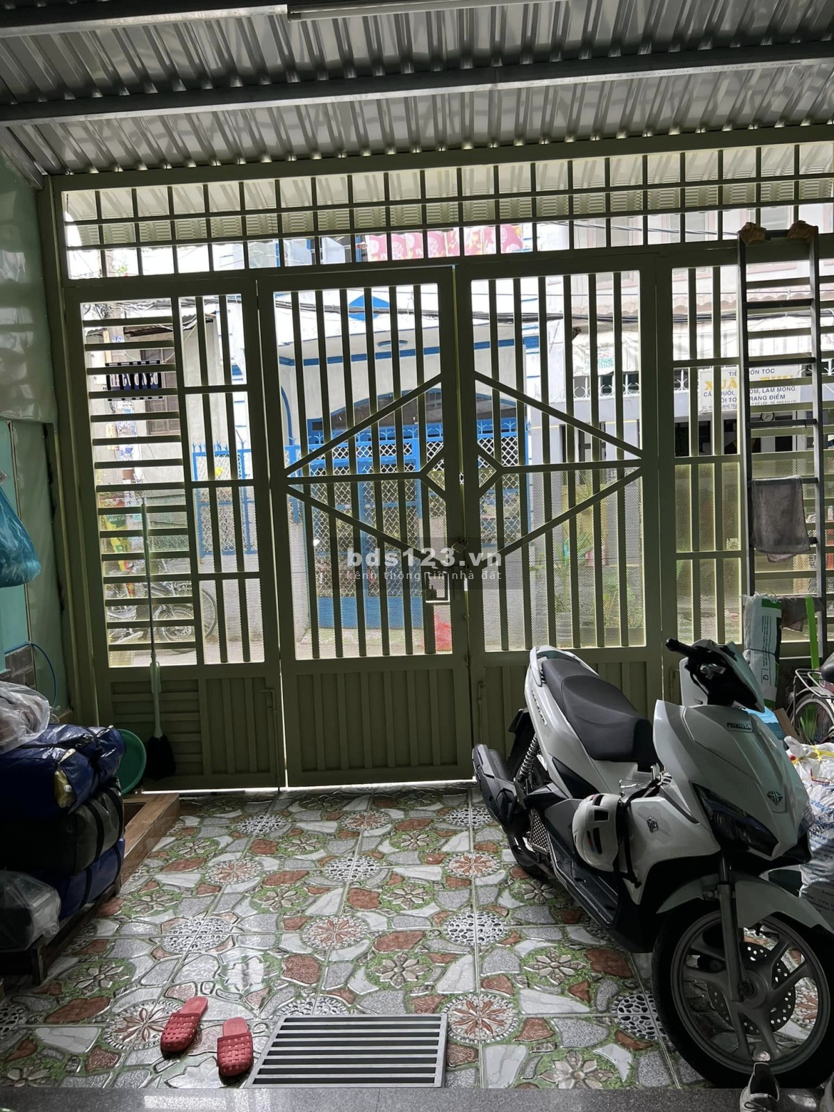 Chính chủ cần bán nhà 1 trệt, 1 lững, 1 lầu, có sân thượng, nhà BTCT còn mới chỉ xách valy vào ở
