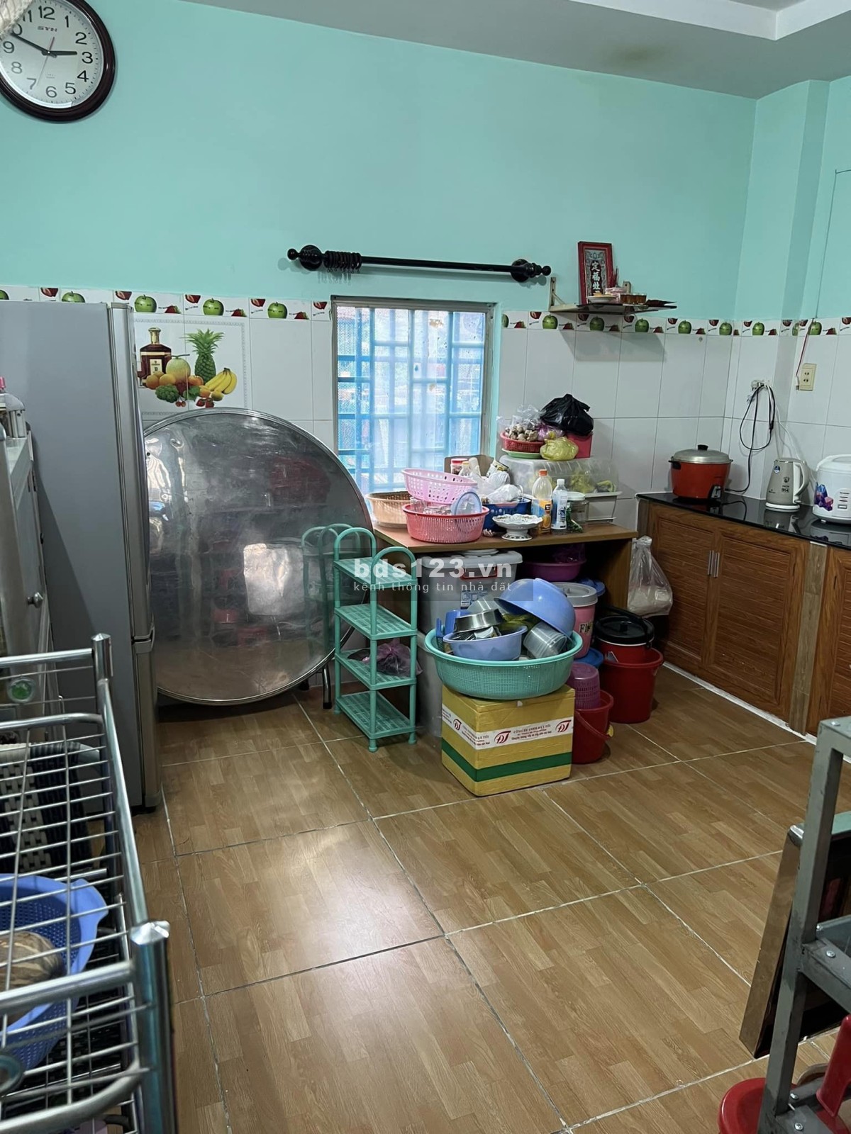 Chính chủ cần bán nhà 1 trệt, 1 lững, 1 lầu, có sân thượng, nhà BTCT còn mới chỉ xách valy vào ở
