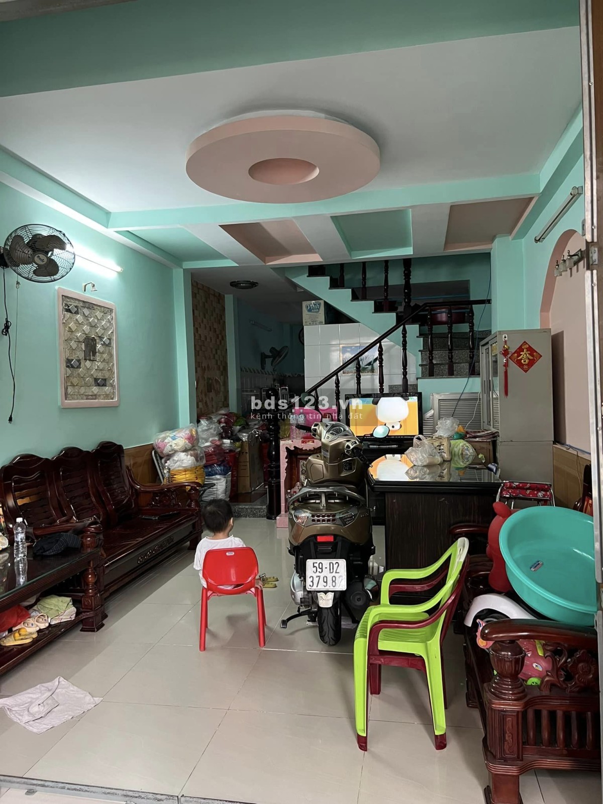 Chính chủ cần bán nhà 1 trệt, 1 lững, 1 lầu, có sân thượng, nhà BTCT còn mới chỉ xách valy vào ở