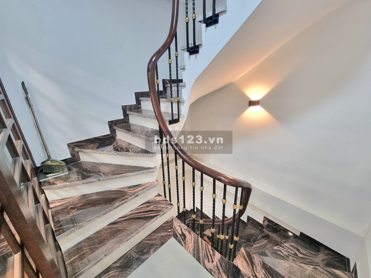 Bán nhà hồ Đền Lừ, thiết kệ hiện đại, 37m 5 tầng giá 4.75 tỷ