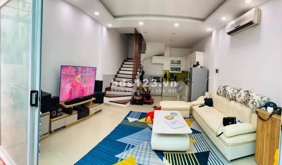 Bán nhà đẹp Cầu Giấy diện tích 30m2, mới kinh kong, gía 4.2 tỷ