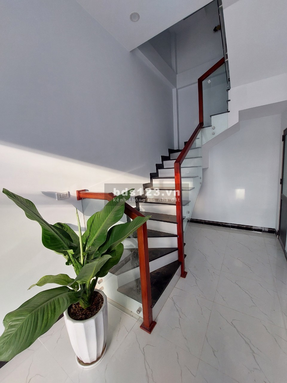 Cần bán nhà ngay trung tâm phố 3 tầng sang trọng phong cách hiện đại, tinh tế