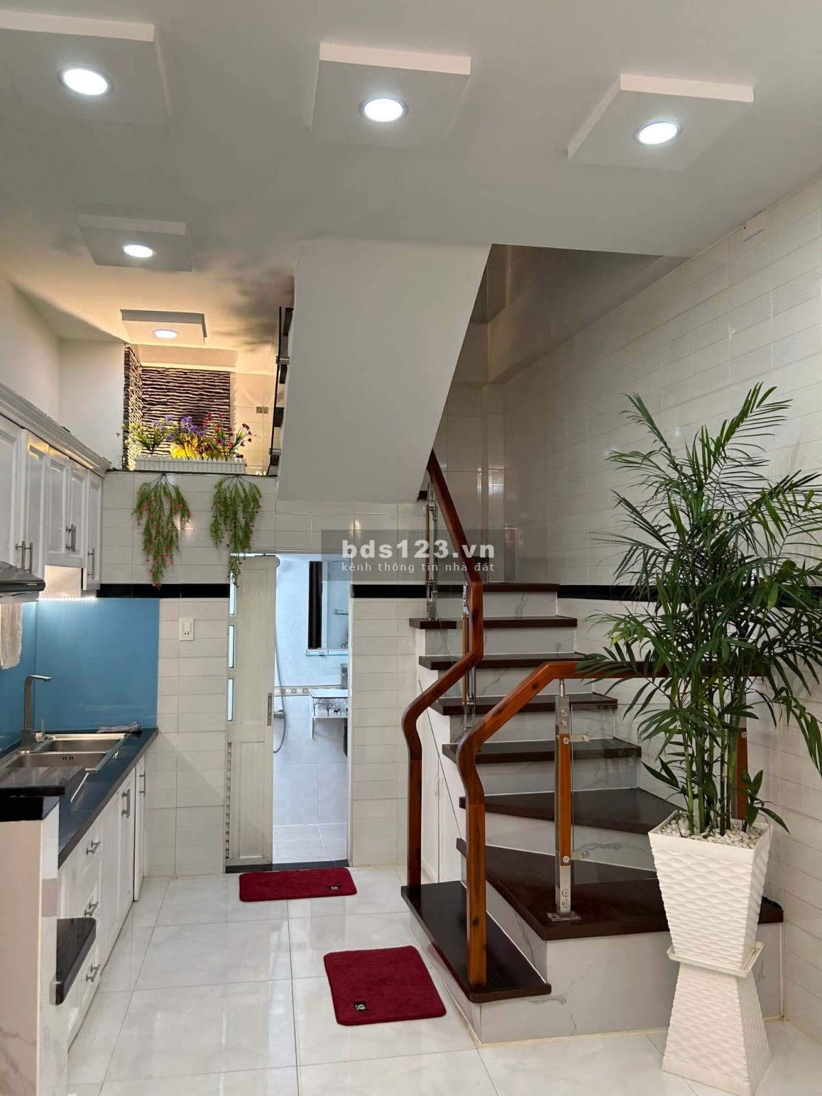 Bán nhà riêng mới xây 4 tầng, ô tô đỗ cửa Hoàng Văn Thụ gần sân bay, giá 6,3 tỷ