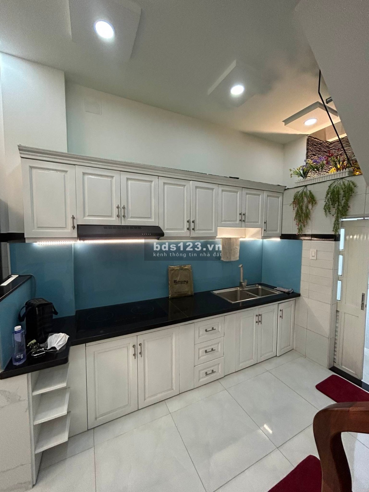 Bán nhà riêng mới xây 4 tầng, ô tô đỗ cửa Hoàng Văn Thụ gần sân bay, giá 6,3 tỷ
