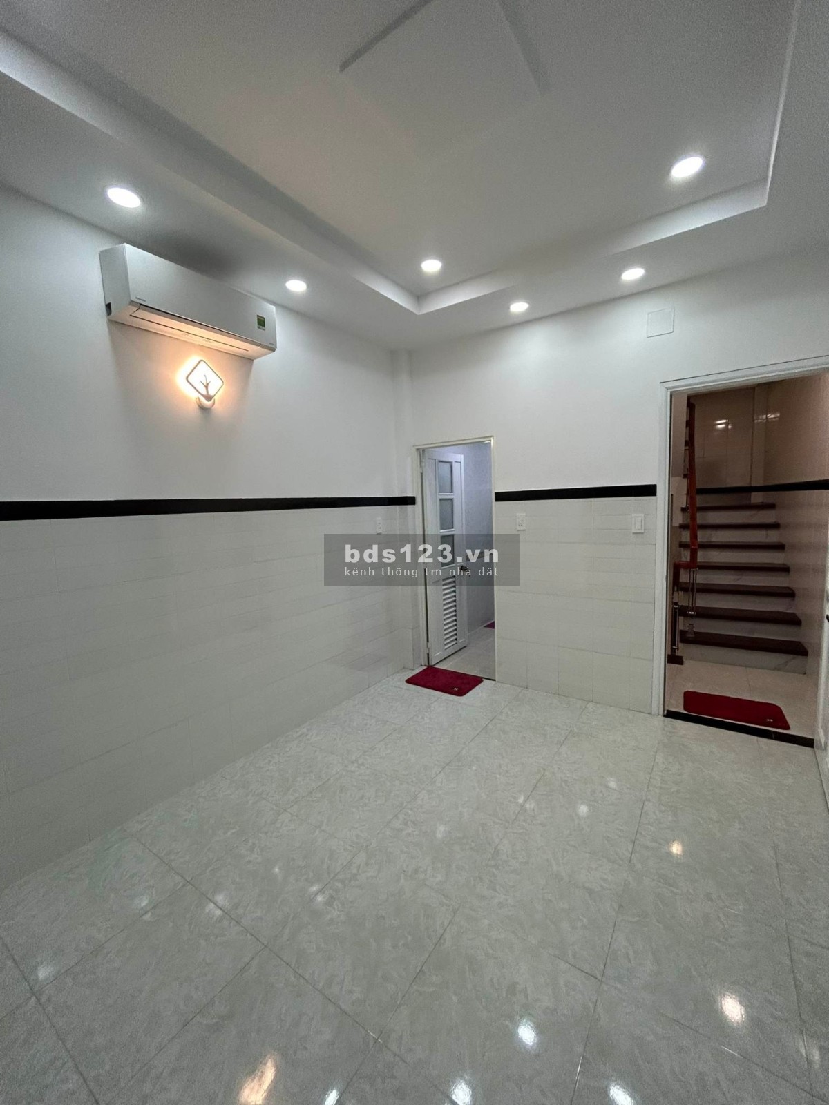 Bán nhà riêng mới xây 4 tầng, ô tô đỗ cửa Hoàng Văn Thụ gần sân bay, giá 6,3 tỷ