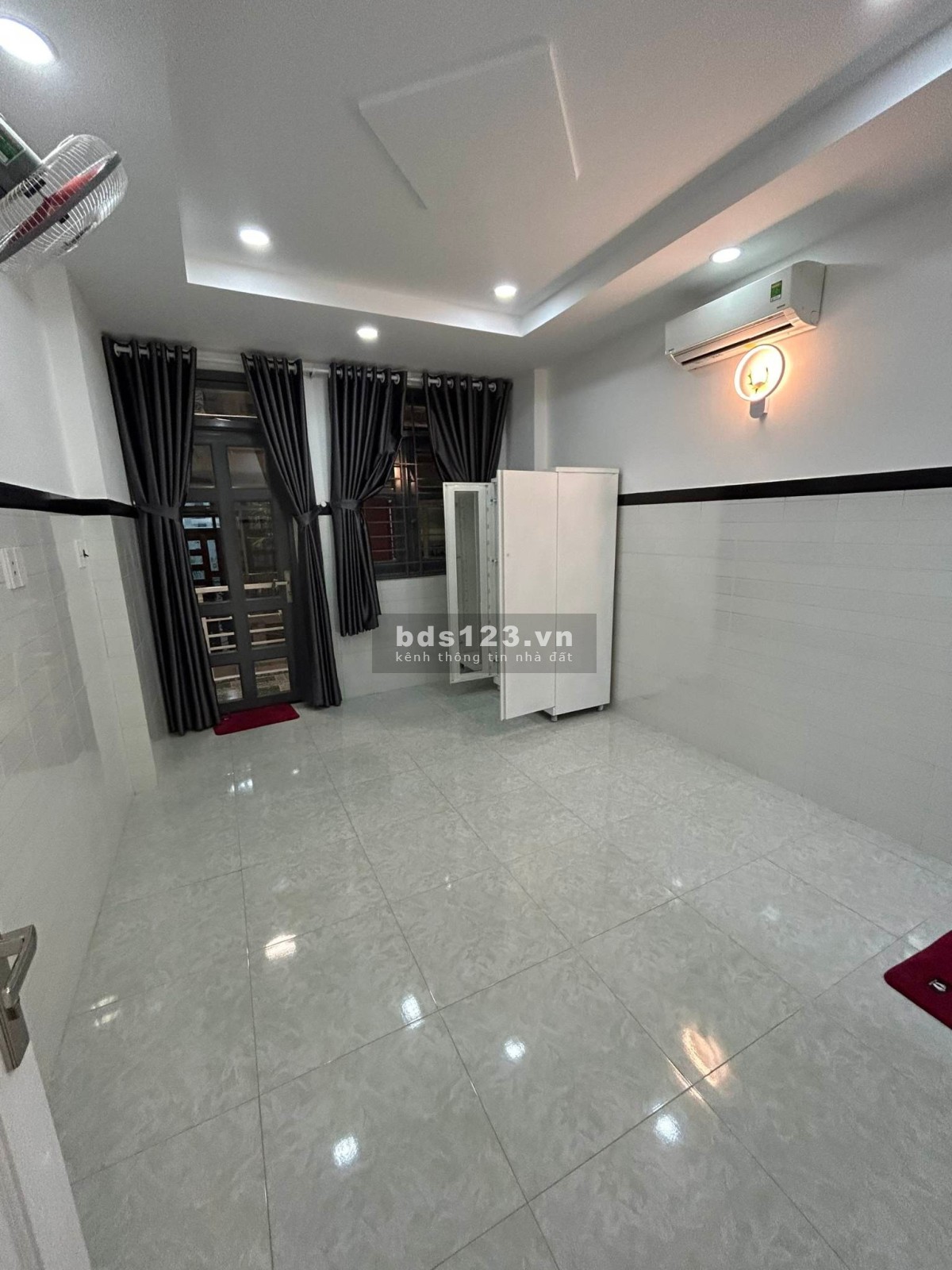 Bán nhà riêng mới xây 4 tầng, ô tô đỗ cửa Hoàng Văn Thụ gần sân bay, giá 6,3 tỷ
