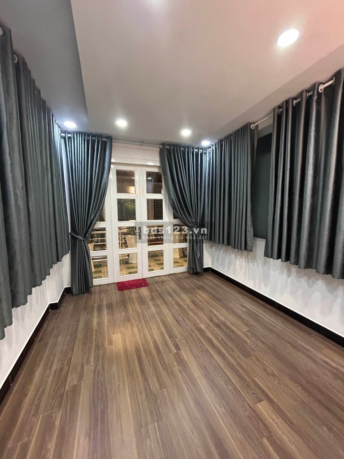 Bán nhà riêng mới xây 4 tầng, ô tô đỗ cửa Hoàng Văn Thụ gần sân bay, giá 6,3 tỷ