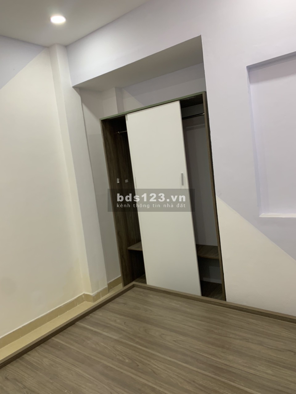 Tim bạn ở ghép 1-1 phòng đầy đủ nội thất nằm ngay trung tâm Quận 10