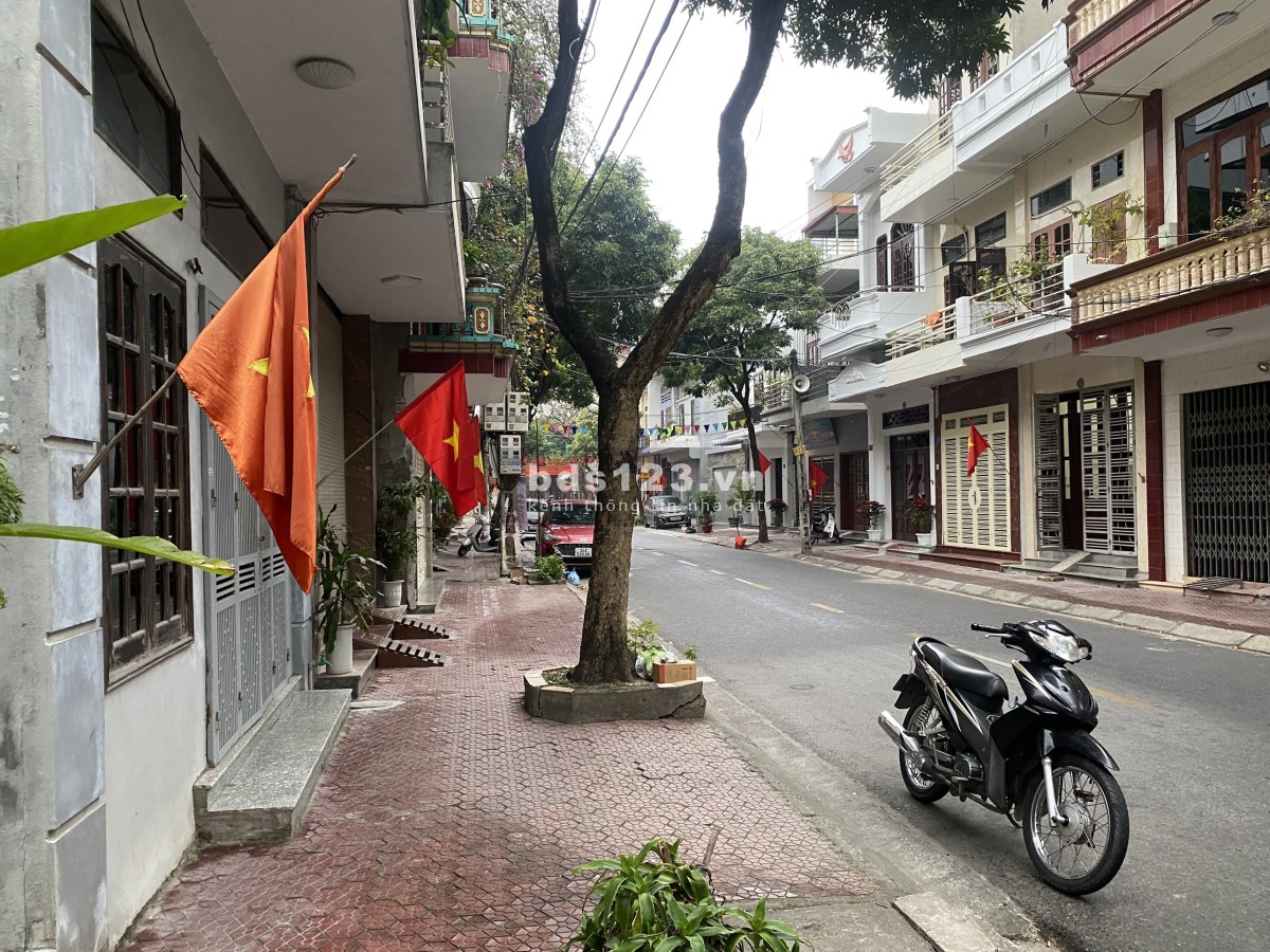 Chính chủ gửi bán lô đất vuông vắn đẹp phố Đặng Quốc Chinh - Tp Hải Dương .