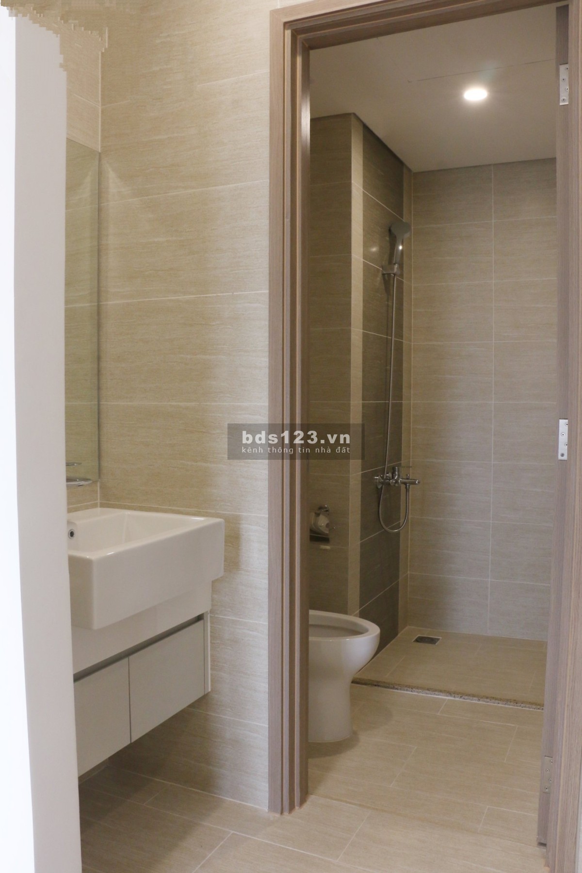 Bán căn hộ 2 PN 1 WC tòa S105 Vinhomes Smart City, tầng trung, hướng mát, giá tốt