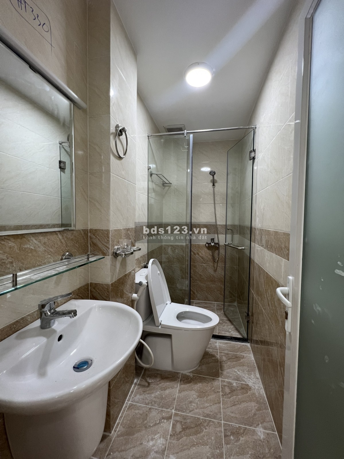 Bán nhà riêng mới xây 2023, gần Nhà thờ Fatima Thủ Đức, DT 68m², 4 PN + 4 WC, sân ô tô, SHR