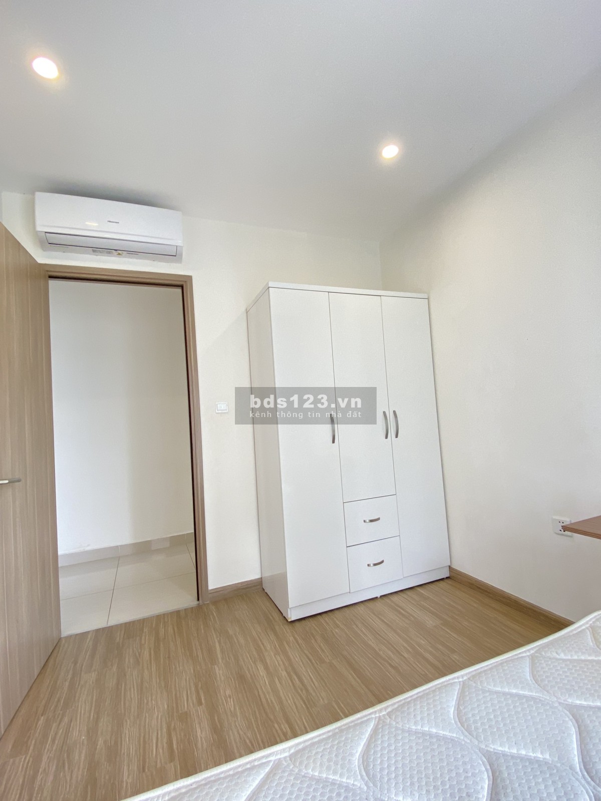 Cho thuê căn hộ 3 phòng ngủ, nội thất cơ bản, giá 12 tr/tháng, LH 0888516777