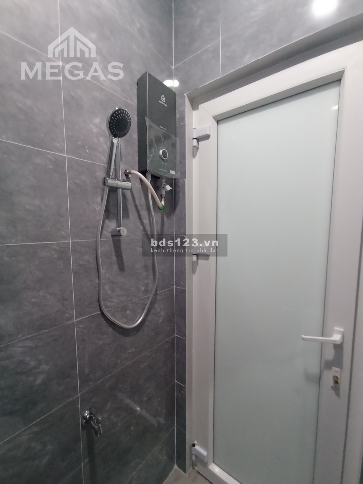 Căn hộ giá rẻ full nội thất gần etown có cửa sổ, ban công
