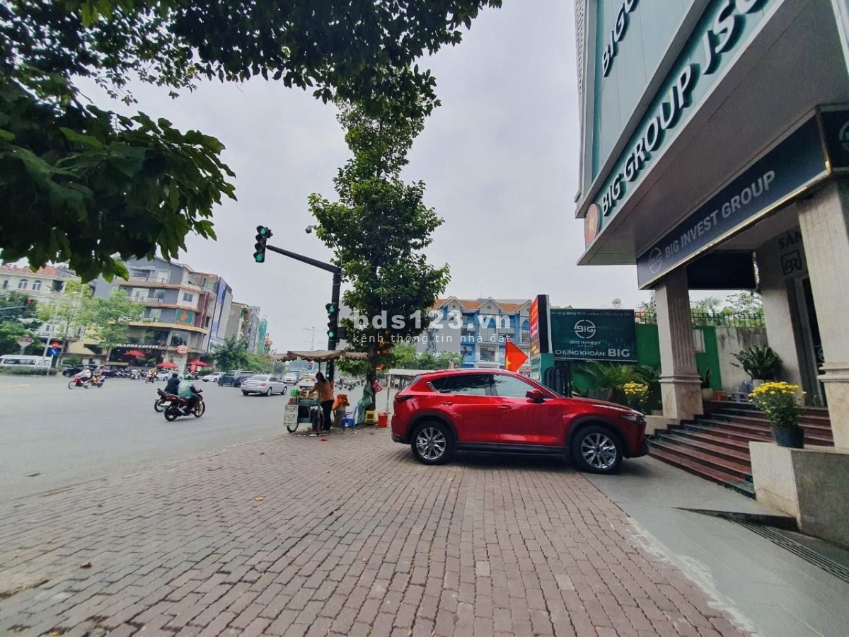 Mặt bằng cho thuê ngã tư Nguyễn Thị Thập, khu vực xầm uất nhất Quận 7