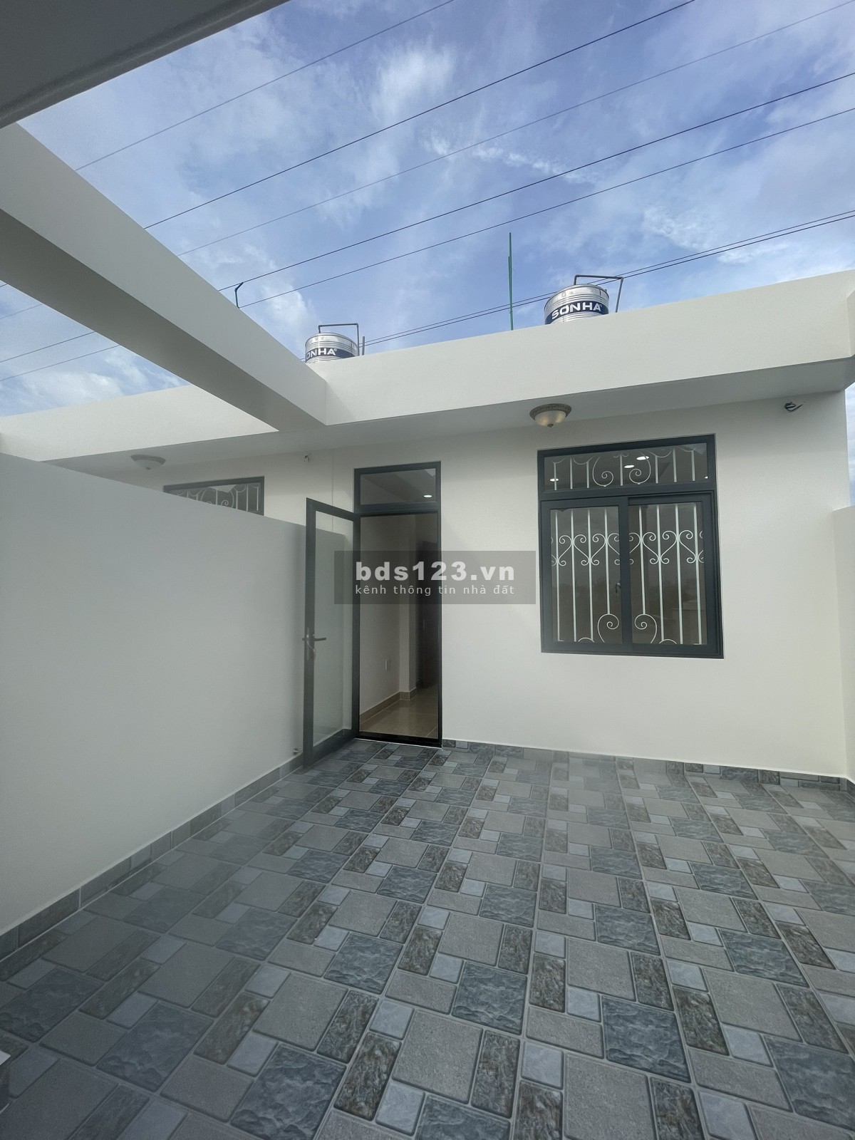 Nhà Mặt tiền Kinh doanh Ngay Phở Quỳnh Trâm- QL13. Sân ô tô 9m, có vỉa hè. DT 118m2, Giá 11,35 tỷ