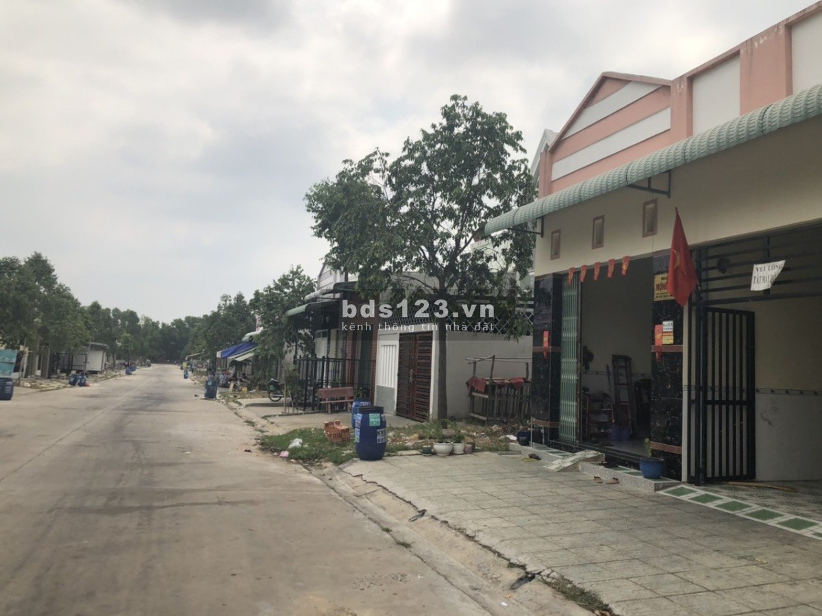 Bán nhà trọ 300m² gồm 2 căn nhà và 10 phòng trọ ở sau, cần bán nhanh để lại giá rẻ về quê ở hẳn