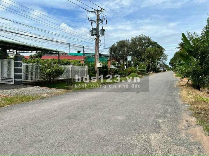 Chính chủ bán lô đất mt đường liên xã 15 mét nhựa 250m2 thổ cư sẵn giá 390 triệu