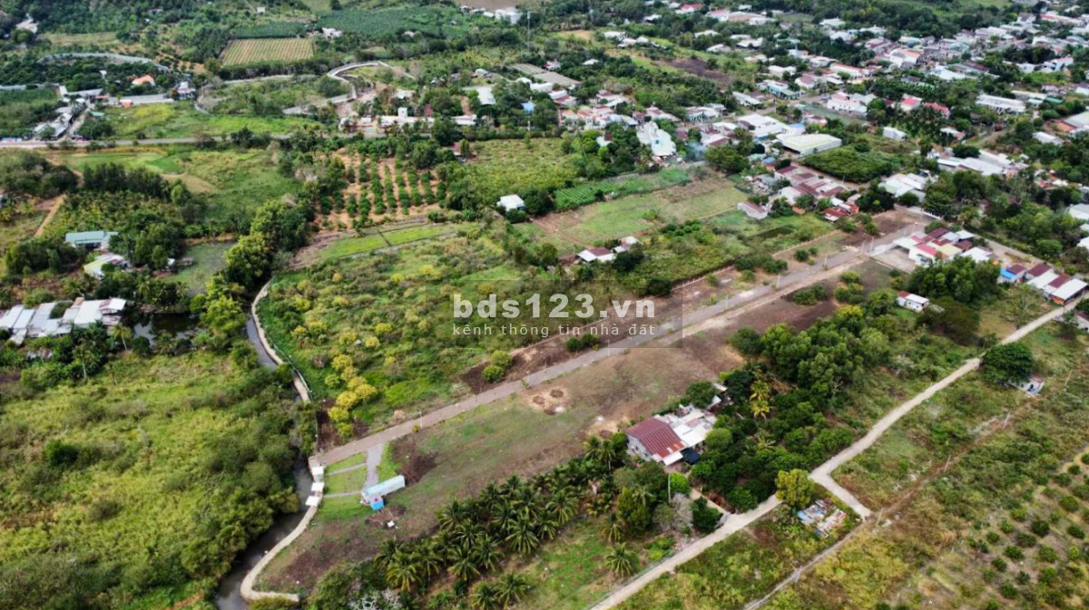 Đất full thổ cư, diện tích 325m2, cạnh suối, mặt tiền, Đồng Nai