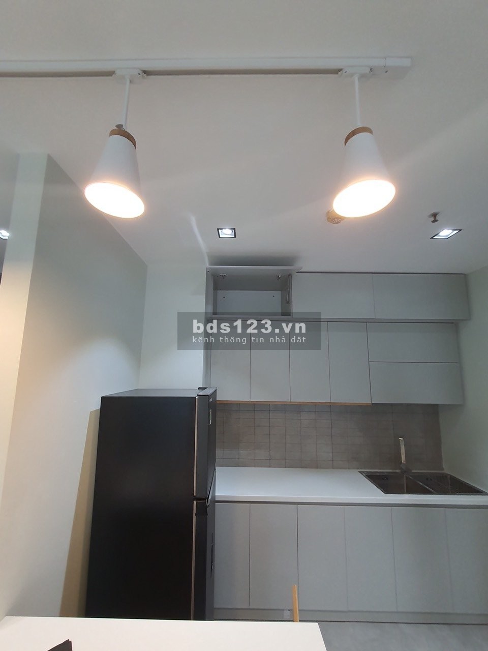 Cho thuê căn hộ cao cấp dự án Charm Plaza, căn 2PN + 1WC, giá 500 USD/tháng