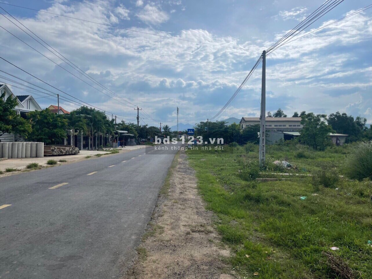 Bán đất mặt tiền đường DT5 Ninh Tân, Ninh Hoà, toàn bộ đất ở, gần trường chợ, giá chỉ 1,9 tỷ