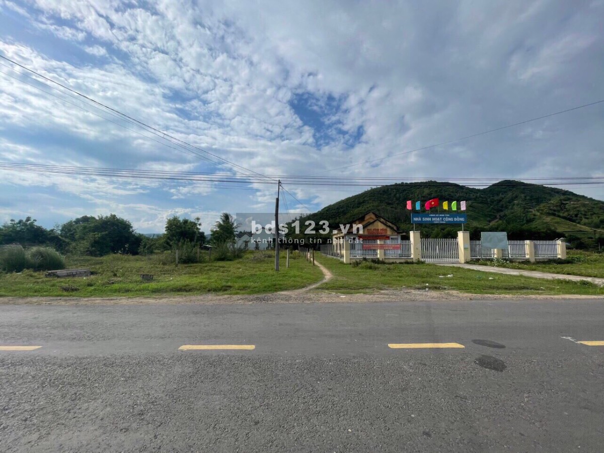 Bán đất mặt tiền đường DT5 Ninh Tân, Ninh Hoà, toàn bộ đất ở, gần trường chợ, giá chỉ 1,9 tỷ