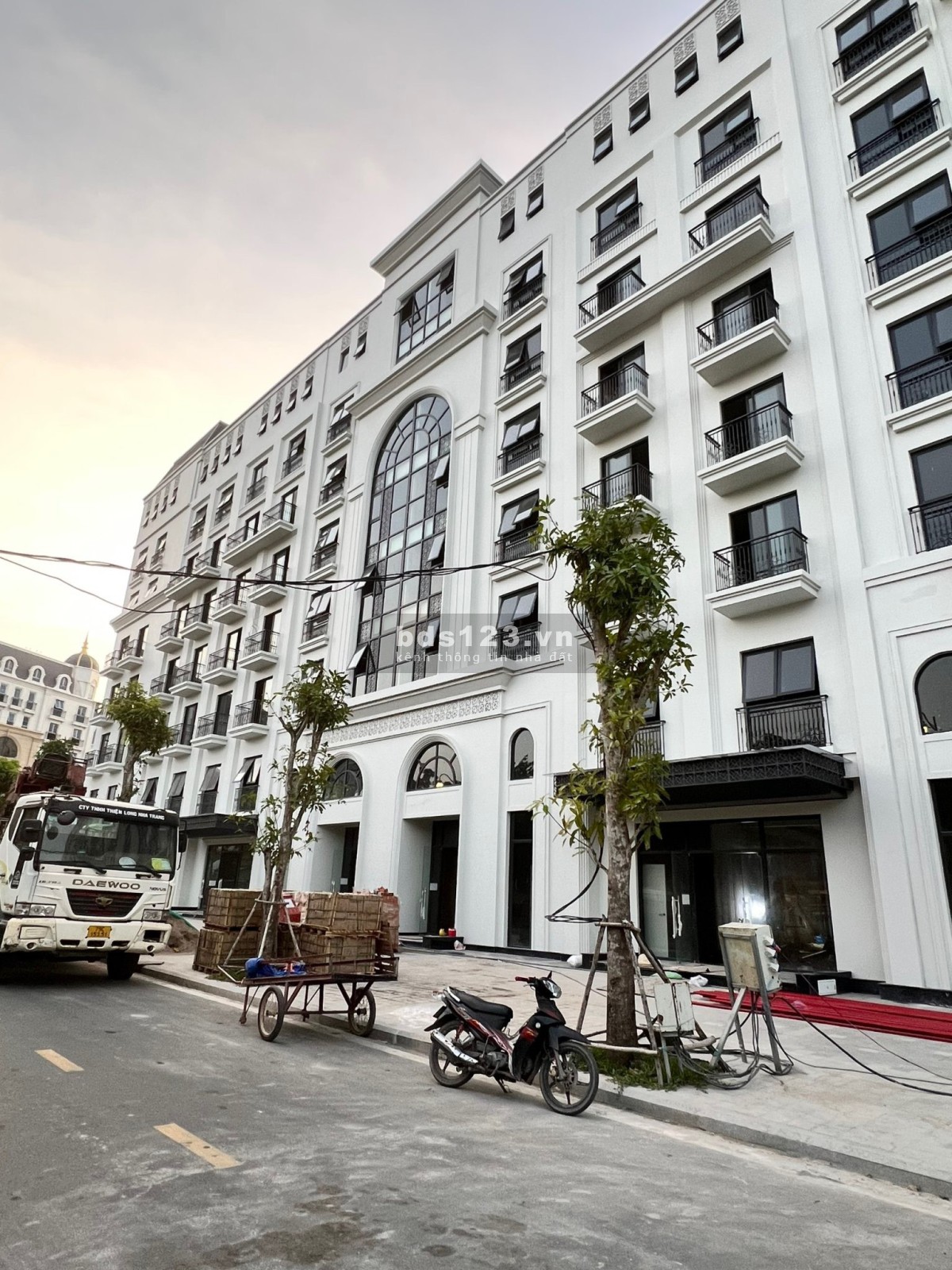 Bán khách sạn 8 tầng trong khu Vin Phú Quốc, giá cắt lỗ 5 tỷ, LH 0968129240