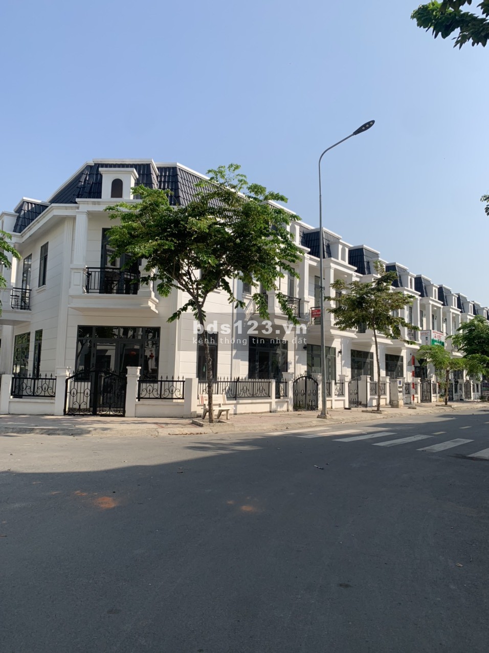 Bán nhà phố TX Tân Uyên Bình Dương có sẵn sổ hồng giá 2.6 tỷ, xem nhà và chốt nhanh để nhận ưu đãi