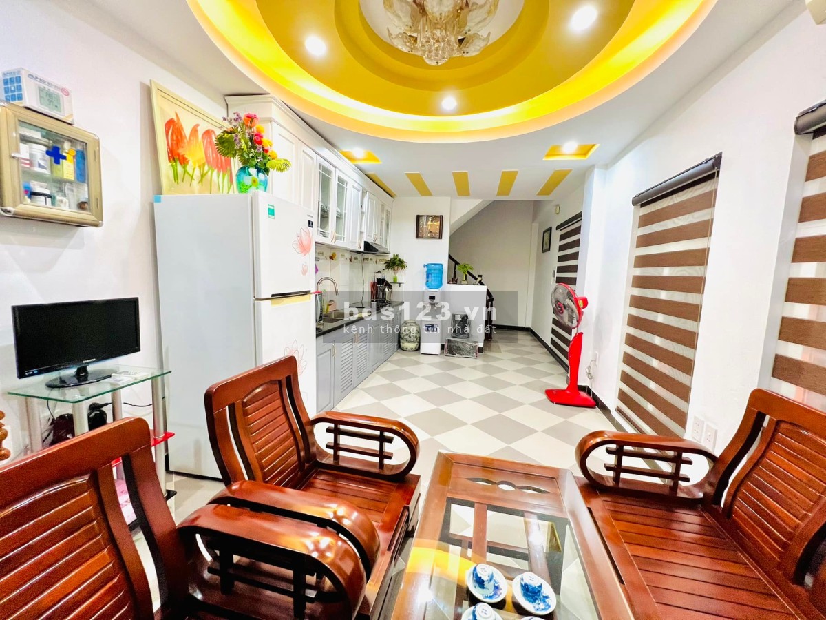 Bán nhà cực phẩm lô góc nhà đẹp dân trí cao, ô tô đỗ cửa, 20m, ra phố