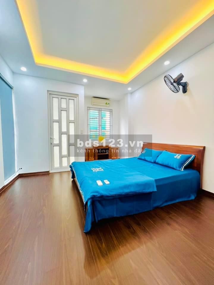 Bán nhà cực phẩm lô góc nhà đẹp dân trí cao, ô tô đỗ cửa, 20m, ra phố