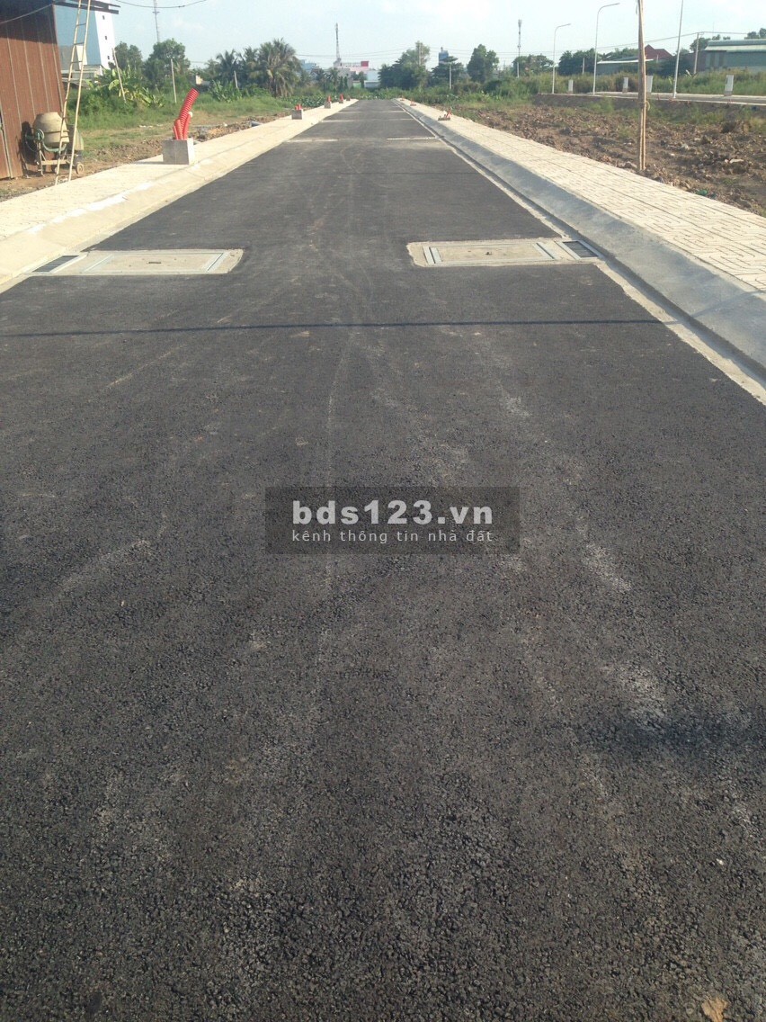 Bán lô đất mặt tiền Hồ Văn Long, DT 6 x 20m, giá 3 tỷ 1 đối diện THPT Bình Tân