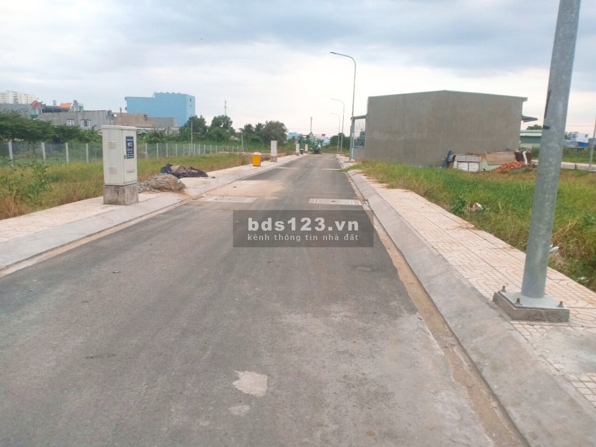 Bán lô đất mặt tiền Hồ Văn Long, DT 6 x 20m, giá 3 tỷ 1 đối diện THPT Bình Tân