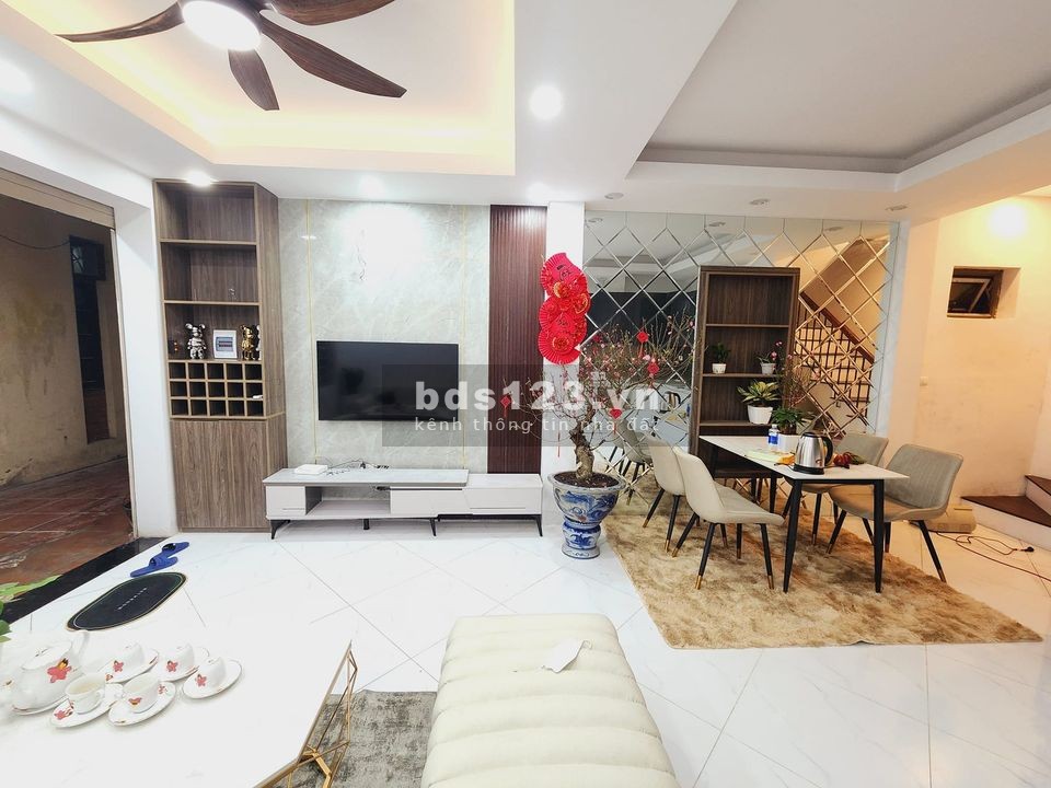 Vị trí ngõ thông gần chợ giá hơn 4 tỷ gara ô tô nhà mới đẹp ở là sướng
